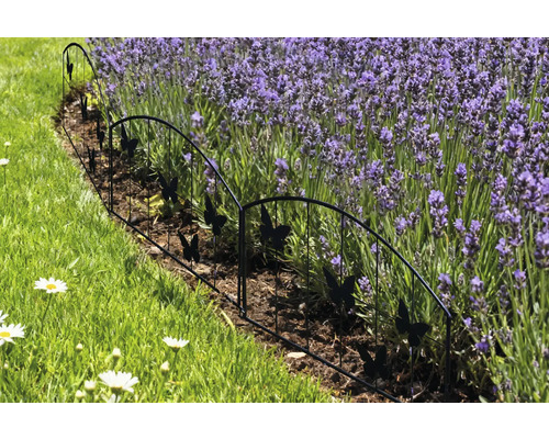 Clôture de jardin avec motif de papillon pour délimiter un parterre de fleurs
