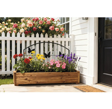 Jardinière en bois avec des fleurs devant une maison