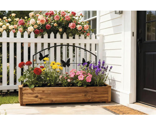 Jardinière en bois avec des fleurs devant une maison
