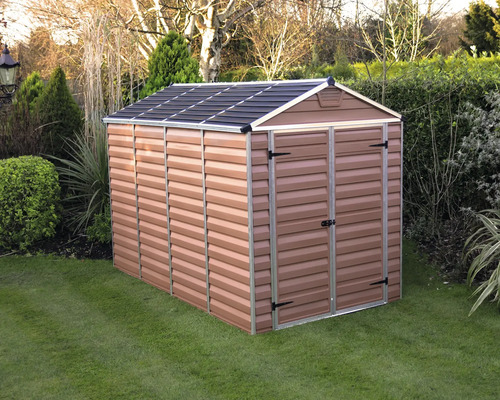 Gartenschuppen aus Metall im Garten.