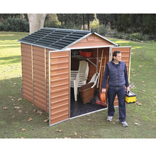 Gartenhaus mit geöffneten Türen, ausgestattet mit Gartenwerkzeug und einem Mann davor.