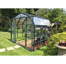 Gewächshaus mit Pflanzen im Garten