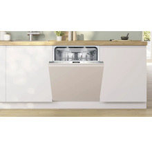 Lave-vaisselle intégré avec porte ouverte dans une kitchenette