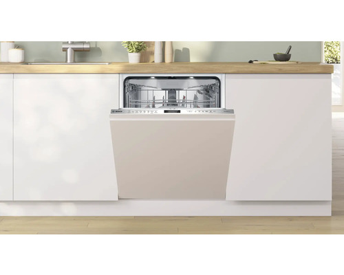 Lave-vaisselle intégré avec porte ouverte dans une kitchenette
