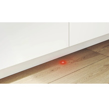 Meuble bas avec point rouge sur plancher en bois