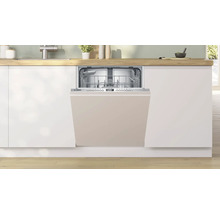 Lave-vaisselle ouvert dans une cuisine moderne avec des meubles clairs