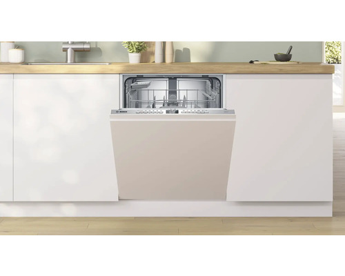 Lave-vaisselle ouvert dans une cuisine moderne avec des meubles clairs