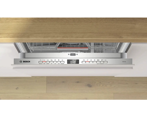 Lave-vaisselle ouvert avec panneau de commande et affichage numérique de Bosch