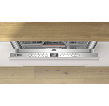 Lave-vaisselle ouvert avec panneau de commande et logo Bosch