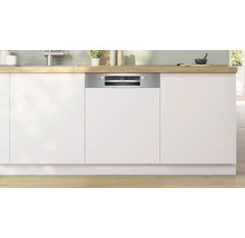 Lave-vaisselle encastrable avec façade argentée dans une cuisine moderne.