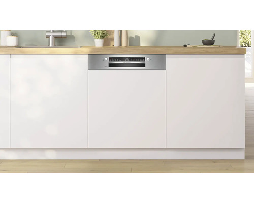 Lave-vaisselle encastrable avec façade argentée dans une cuisine moderne.