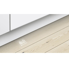 Parquet avec affichage numérique de l'heure à côté d'un mur