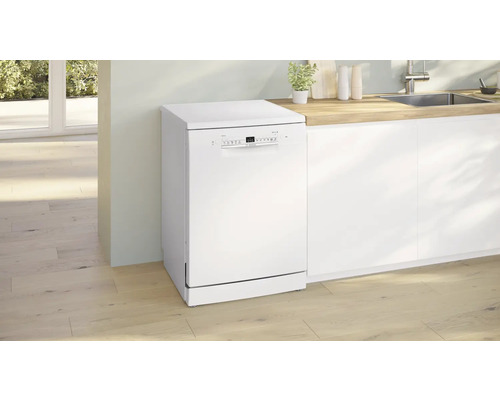 Lave-vaisselle en pose libre dans une cuisine lumineuse