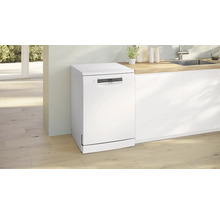 Lave-vaisselle pose libre dans une cuisine lumineuse