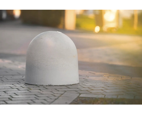 Betonpoller auf Pflastersteinen zur Verkehrsregelung