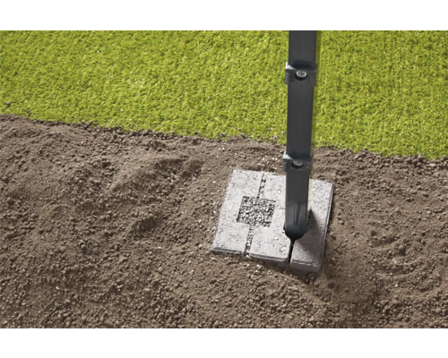 Bodenhülse aus Beton zur Montage eines Zaunpfostens auf einem Rasen