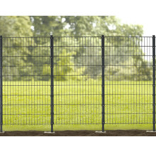 Doppelstabmattenzaun mit Pfosten vor Rasenfläche