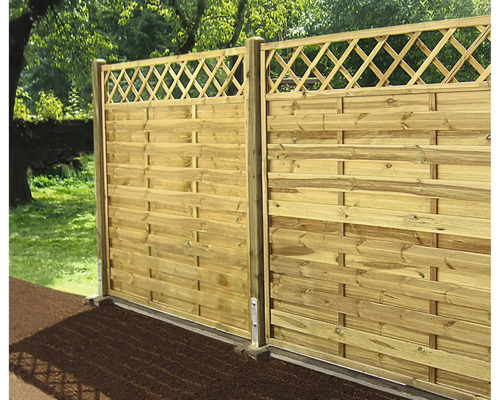 Gartenzaun aus Holz mit Rautenmuster