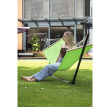 Hamac autoportant avec une femme se détendant dans le jardin.