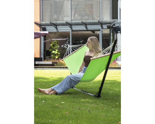 Hamac autoportant avec une femme se détendant dans le jardin.