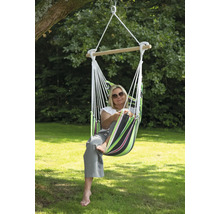 Une femme se détend dans un hamac suspendu dans le jardin