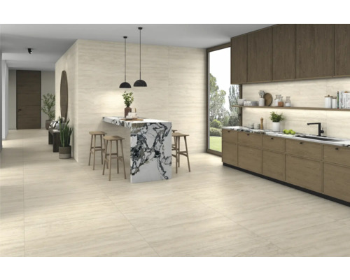 Pièce lumineuse avec kitchenette, table de bar avec tabourets de bar et carrelage.