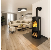 Salon avec poêle à bois, canapé et parquet