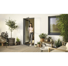 Terrasse avec plantes, meubles de jardin, porte moustiquaire et fenêtre pour une ambiance chaleureuse.