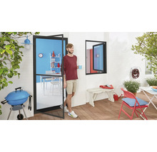 Terrasse avec barbecue, table et chaises, accessible par une porte-fenêtre avec un homme