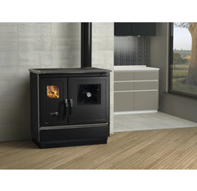 Cuisinière noire avec fenêtre et feu dans la chambre de combustion dans un environnement de cuisine.