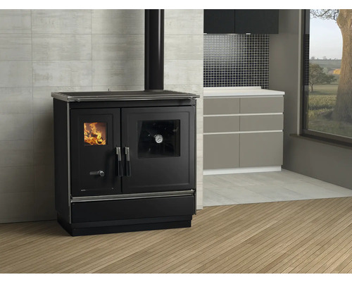 Cuisinière noire avec fenêtre et feu dans la chambre de combustion dans un environnement de cuisine.