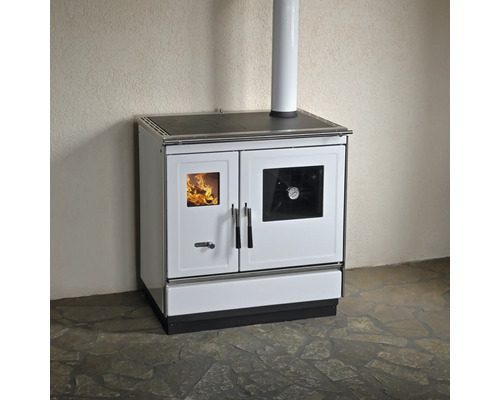 Cuisinière blanche avec plaque de cuisson et chambre de combustion avec flammes