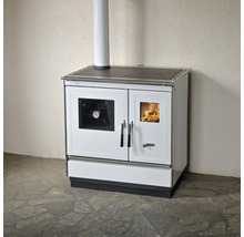 Cuisinière blanche avec plaque de cuisson et tuyau d'échappement