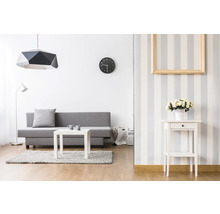 Salon avec canapé, table, lampe et décoration