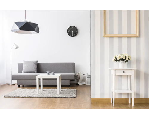 Salon avec canapé, table, lampe et décoration