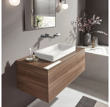 Badezimmer mit Waschtisch, Armatur, Spiegel und Accessoires für ein stilvolles Ambiente