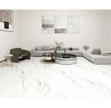 Salon lumineux avec canapé, fauteuil et carreaux de marbre