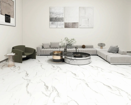 Salon lumineux avec canapé, fauteuil et carreaux de marbre