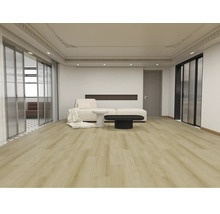 Salon lumineux avec canapé, table basse et portes coulissantes