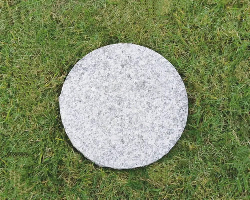 Pas japonais rond en pierre sur gazon