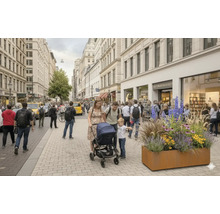 Szene einer belebten Straße mit Pflanzkasten, Familie mit Kinderwagen und Passanten vor Gebäuden