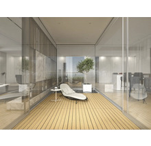 Pièce lumineuse avec coin salon, table et plante au design moderne.