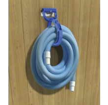 Tuyau de piscine bleu sur un support mural