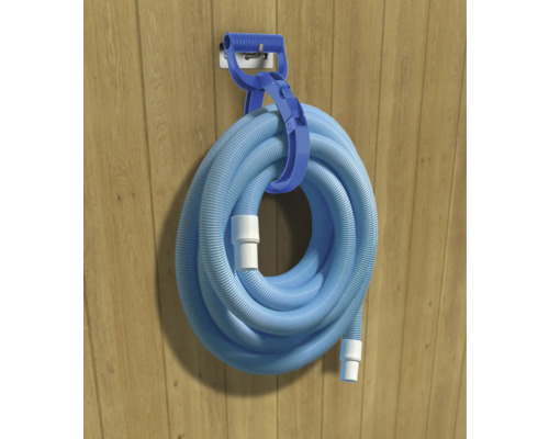 Tuyau de piscine bleu sur un support mural