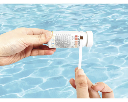 Analyse de l'eau de piscine avec des bandelettes de test.