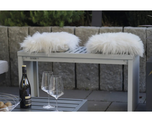 Szene mit Gartenmöbeln, Weinflasche und Weingläsern