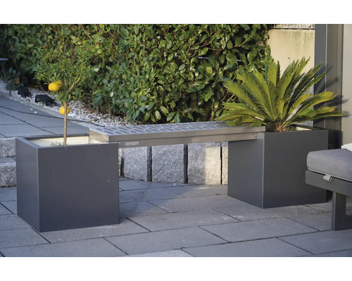 Gartenbank mit integrierten Pflanzkästen aus Metall mit Baum und Pflanze