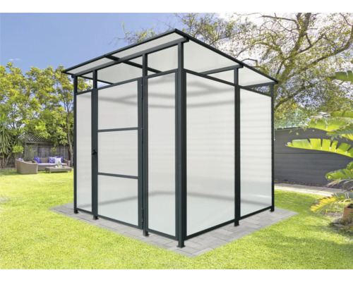 Gartendusche mit Tür und lichtdurchlässigen Wänden im Aussenbereich