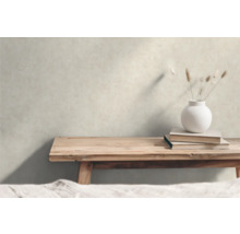 Dekorative Szene mit Holzbank, Büchern und Vase mit Trockenblumen.
