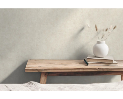 Dekorative Szene mit Holzbank, Büchern und Vase mit Trockenblumen.